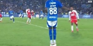 太阳报：切尔西考察哥伦比亚19岁“刺头”天才，双脚踩球引发冲突