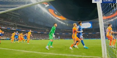 王大雷尴尬一战！被对手角球破门，送点+扑点脱手，仰面长叹