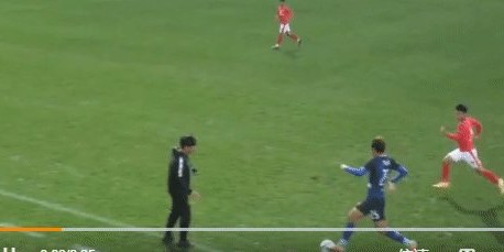 立博体育平台-雷人操作！中冠赛场主帅场边伸腿绊倒对方进攻球员